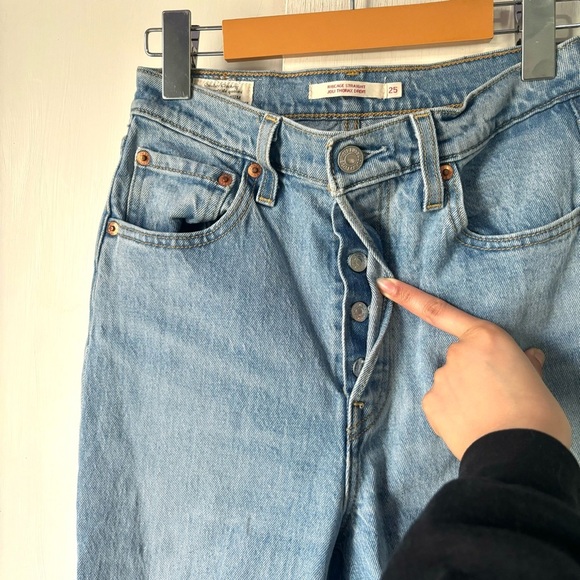 Levi’s Ribcage Straight Full Length in Light Wash - Picture 7 of 13